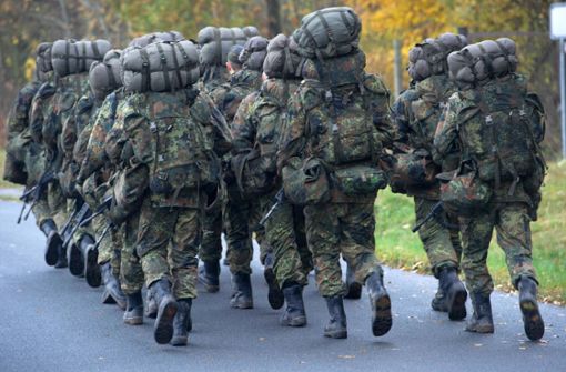 Die Soldaten sind mit Marschgepäck unterwegs. Foto: dpa-Zentralbild