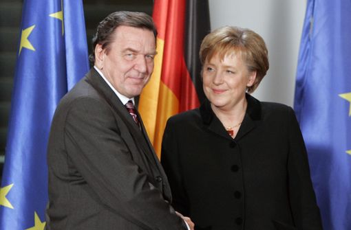 Berlin, 22. November 2005: Der bisherige Bundeskanzler Gerhard Schröder übergib das Bundeskanzleramt an die neue Kanzlerin Angela Merkel. Foto: picture alliance/dpa/Peer Grimm