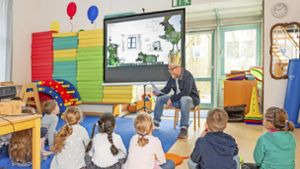 Eines von vielen Angeboten zur Sprach- und Leseförderung: Heiko Volz liest den Kindern aus „König Theodor“ vor Foto: Eibner-Pressefoto/Dinkelacker