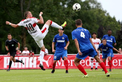 Artistisch erzielte Kevin Großkreutz das 1:0 beim Kantersieg gegen den FC Brünn. Am Ende stand es 4:0 für Stuttgart. Foto: Pressefoto Baumann