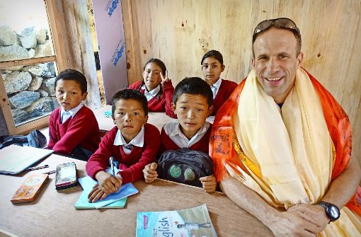 Als Dank für seine Hilfe gibt’s zur  Schuleröffnung  in Khumbu Kata-Schals Foto: Baumann