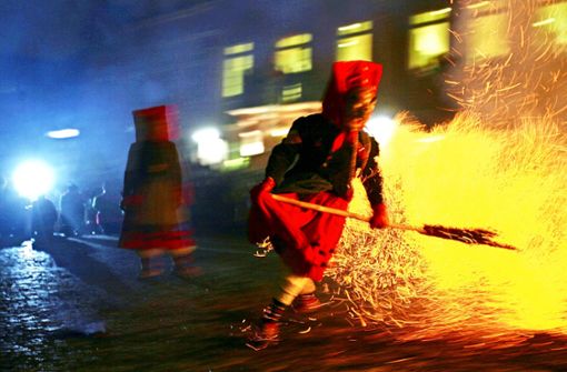 Wenn Fasnacht zu Ende geht, dann stecken die Offenburger Hexen eine vier Meter hohe Puppe in Brand. Foto: dpa