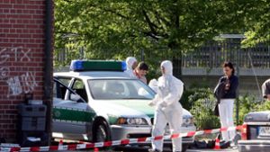 Beamte der Polizei bei der Spurensicherung am 25. April 2007 auf der Heilbronner Theresienwiese, wo zuvor die Polizeibeamtin Michele Kiesewetter getötet wurde. Foto: dpa