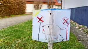 Egal wie süß die Aufruge gegen Hundekot vor der Grundschule sind: Sie werden ignoriert. Foto: factum/Bach