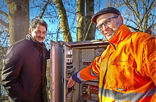 Bauhofleiter Rolf Tonhäuser (rechts) erklärt Bürgermeister Klaus Warthon die Technik. Foto: Dominik Thewes