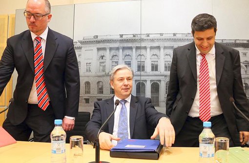 Klaus Wowereit (Mitte) geht - aber wer kommt? Der SPD-Landesvorsitzende Jan Stöß (links) und der SPD-Fraktionsvorsitzende Raed Saleh wollen seinen Stuhl. Foto: dpa