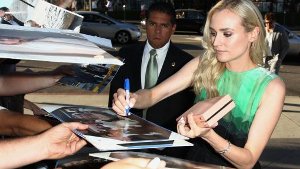 Diane Krüger verteilte fleißig Autogramme beim ersten Screening von The Bridge in Los Angeles. Foto: dpa/AP