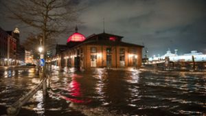 Der überschwemmte Fischmarkt in Hamburg Foto: dpa/Daniel Bockwoldt