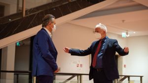 Am Wahlabend treffen sich OB Fritz Kuhn (Grüne) und sein Nachfolger, Wahlsieger Frank Nopper (CDU) im Rathaus. Foto: Lichtgut/Leif Piechowski