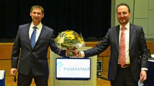 Nach der Wahl erhielt Falk-Udo Beck (links) von Oberbürgermeister Christoph Traub unter Wahrung des Corona-Sicherheitsabstands einen Blumenstrauß. Foto: Otto-H. Häusser