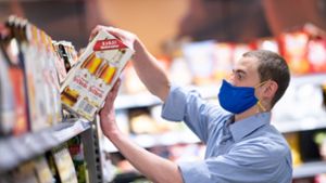 Mitarbeiter in den Supermärkten tragen meist ausreichende Masken. (Symbolbild) Foto: dpa/Sebastian Gollnow
