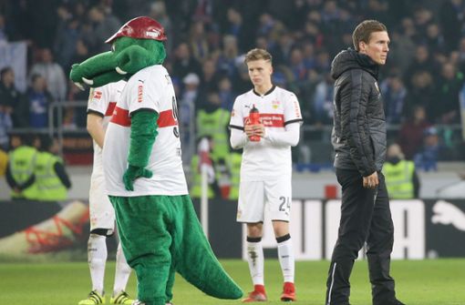Fritzle in die eine Richtung, Hannes Wolf in die andere: Der Trainer und der VfB gehen getrennte Wege. Foto: Pressefoto Baumann