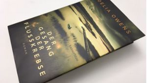 „Der Gesang der Flusskrebse“ von der US-Autorin Delia Owens ist im Hanser-Verlag erschienen und kostet 22 Euro. Die Investition lohnt sich. Foto: Verlag