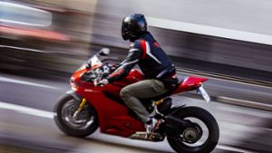 Der Motorradfahrer muss sich nun auf ein zweimonatiges Fahrverbot einstellen. (Symbolbild) Foto: imago images / Future Image/Christoph Hardt