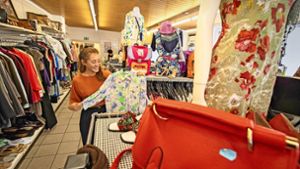 Sophia Alex macht das Sozialkaufhaus in der Kiesstraße internettauglich und will so auch  gegen die Überproduktion von Textilien kämpfen. Foto: Michael Steinert