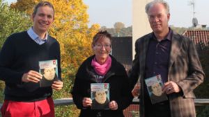 Jutta Seifert mit ihren Kollegen Friedrich July (links) und Friedbert Baur bei einer Aktion zum Lutherjahr im vergangenen Herbst. Foto: Sabine Schwieder