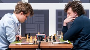 Magnus Carlsen (links) aus Norwegen sitzt Hans Niemann aus den USA in der dritten Runde vom Schachturnier Sinquefield Cup im Saint Louis Chess Club gegenüber. (Archivbild) Foto: dpa/Crystal Fuller