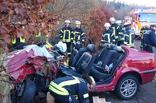Die Feuerwehr musste den Fahrer und seine beiden Mitfahrer aus dem BMW bergen. Foto: Fotoagentur Stuttgart/Andreas Rosar