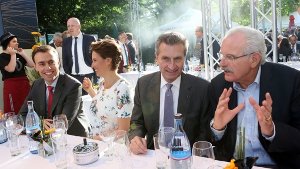 Stallwächterparty in Berlin (von links): Finanzminister Nils Schmid (SPD), seine Frau Tülay, EU-Kommissar Günther Oettinger und Fernsehmoderator Ulrich Deppendorf  Foto: dpa