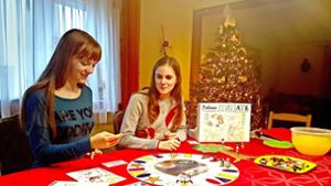 Michelle Jahn (links) und ihre Schwester Teresa brennen für Mathe und Naturwissenschaften. Mit ihrem Spiel wollen sie ihr Interesse an die ganz Kleinen weitergeben. Foto: Lena Hummel