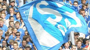5. Januar: Fußballfans in Sindelfingen prügeln sich um Schalke-Fahnen