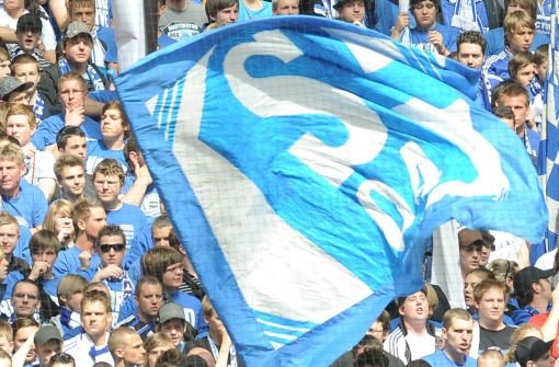 Um Fahnen von Schalke 04 haben sich am Freitagabend Fußballfans in Sindelfingen (Kreis Böblingen) geprügelt. Das gibt die Polizei bekannt. Foto: dpa