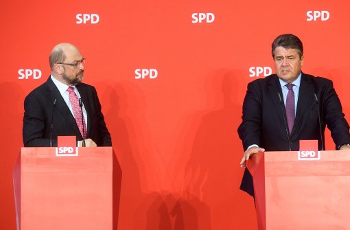Martin Schulz (links) und Sigmar Gabriel auf dem SPD-Parteikonvent in Wolfsburg: Die Sozialdemokraten haben dem umstrittenen EU-Freihandelsabkommen Ceta mit Kanada grundsätzlich zugestimmt. Foto: dpa