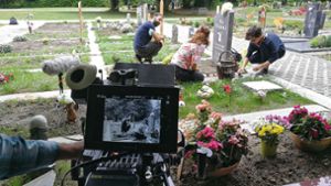 Als Kulisse diente der Friedhof in Kornwestheim. Regisseur Cengiz Akaygün (l.) gibt Anweisungen. Foto: Marta Popowska