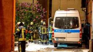 Die Feuerwehr begutachtet die Schäden am Polizeifahrzeug in der Gutenbergstraße. Foto: 7aktuell/Nils Reeh