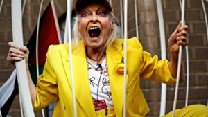 Wie ein Kanarienvogel im Käfig: Vivienne Westwood fordert immer wieder mit publikumswirksamen Inszenierungen die Freilassung von Julian Assange. Foto: AFP/Niklas Halle’n