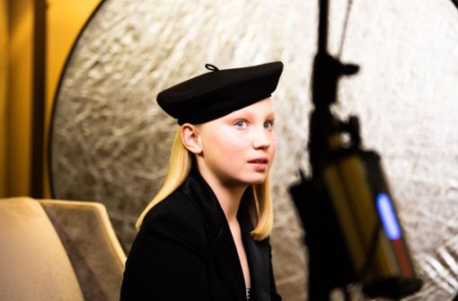 Die zwölfjährige Deutsche Helena Zengel hat in Berlin der Bekanntgabe der Preisträger der Golden Globe Awards 2021 entgegengefiebert. Foto: dpa//Magdalena Höfner