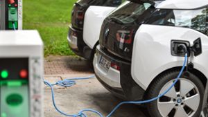 Ladestation für Elektroautos: Für die deutschen Elektrizitäts-Unternehmen tut sich ein riesiger neuer Markt auf. Es geht darum, Strom und Dienstleistungen zu verkaufen. Foto: dpa