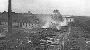 Rauchschwaden dringen durch das zerstörte Dach: Im September 1930 ist dieser Teil von Schloss Hohenheim abgebrannt. Foto: Universitätsbund Hohenheim