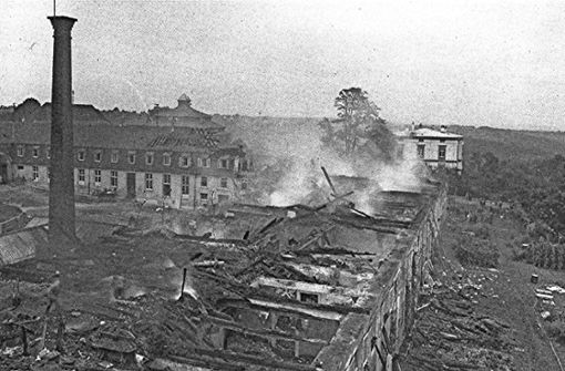 Rauchschwaden dringen durch das zerstörte Dach: Im September 1930 ist dieser Teil von Schloss Hohenheim abgebrannt. Foto: Universitätsbund Hohenheim