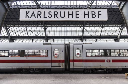 Eine Bombe aus dem Zweiten Weltkrieg muss in Karlsruhe entschärft werden. Das beeinträchtigt auch den Bahnverkehr. (Archivbild) Foto: IMAGO/Arnulf Hettrich/IMAGO/Arnulf Hettrich