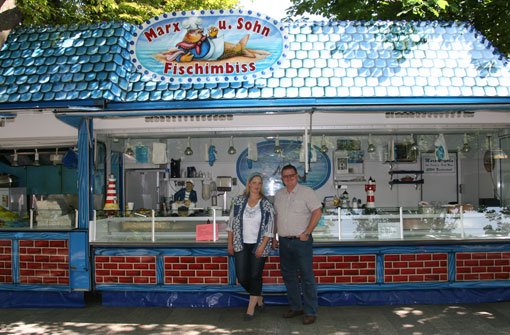 Sonja Marx (42) und Dirk Marx (45) kommen, seitdem der Fischmarkt das zweite Mal auf Tour nach Stuttgart ging. Der Aufbau des Fischmarkts ist seit ... Foto: Simoneit