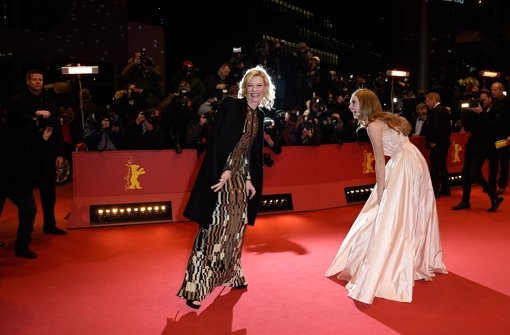 Jede Menge Spaß auf dem roten Teppich der Berlinale: Cate Blanchett (links) und Lily James. Foto: Getty Images Europe