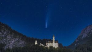 Eine Sternschnuppe über dem Schloss Neuschwanstein. Foto: imago images/blickwinkel/allOver/TPH