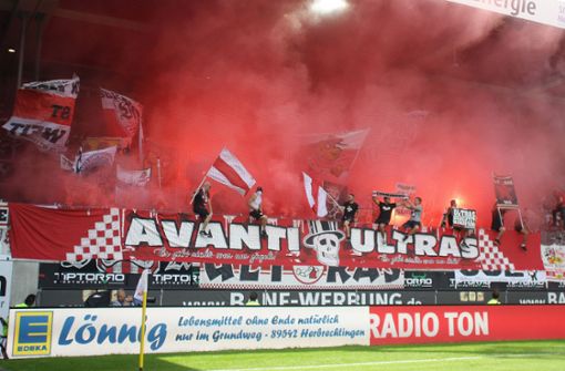 Auch in der aktuellen Saison zündeten die VfB-Fans bereits einmal – beim Auswärtsspiel des Clubs in Heidenheim. Foto: Pressefoto Baumann