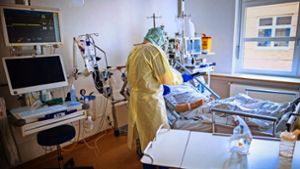 Die Zahl der Covid-19-Patienten, die in Kliniken behandelt werden müssen, steigt im Großraum Stuttgart dramatisch. Foto: dpa/Jens Büttner