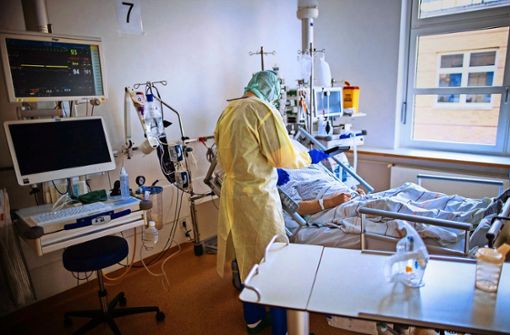 Die Zahl der Covid-19-Patienten, die in Kliniken behandelt werden müssen, steigt im Großraum Stuttgart dramatisch. Foto: dpa/Jens Büttner