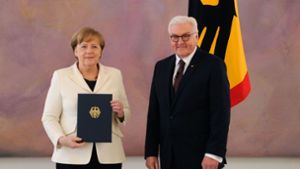 Angela Merkel hat ihre Ernennungsurkunde vo Bundespräsident Steinmeier bekommen. Foto: AFP