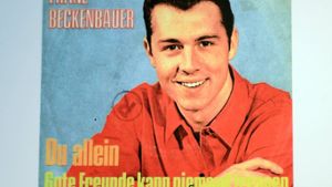 Franz Beckenbauer auf dem Cover seiner ersten Single Du allein, auf der auch der Klassiker Gute Freunde kann niemand trennen enthalten ist. Foto: imago images/Ulmer/Cremer