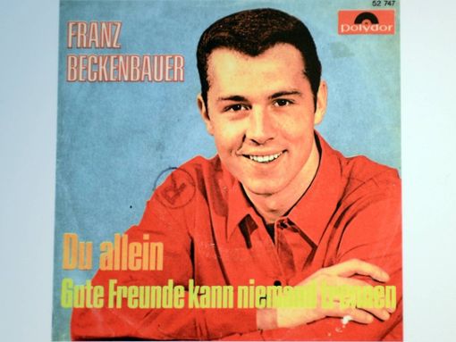 Franz Beckenbauer auf dem Cover seiner ersten Single Du allein, auf der auch der Klassiker Gute Freunde kann niemand trennen enthalten ist. Foto: imago images/Ulmer/Cremer