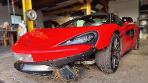 Der McLaren war stark beschädigt. Foto: Polizeipräsidium Aalen
