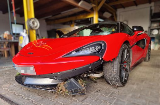 Der McLaren war stark beschädigt. Foto: Polizeipräsidium Aalen