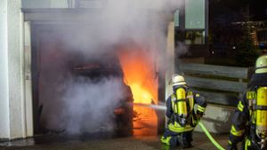 E-Wagen brennt in  der Garage