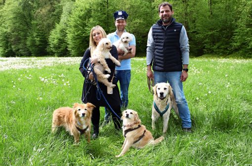 Die Betreiber des  Waldgasthofs Schmellbachtal, Jessica Göthel und Julian Schramm, haben  fünf Hunde. Unterstützt werden sie von   Hundetrainer Ben Merx (von links). Foto: Caroline   Holowiecki