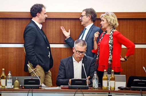 OB Matthias Knecht  (links)  und seine Dezernenten müssen viele Wünsche beachten Foto: factum/Simon Granville