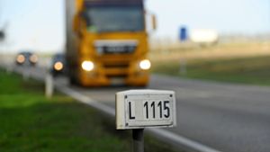 Der Schwerverkehr ist auf der mit 33 000 Fahrzeugen täglich stark befahrenen Landesstraße von Backnang nach Mundelsheim zahlreich vertreten. Foto:  